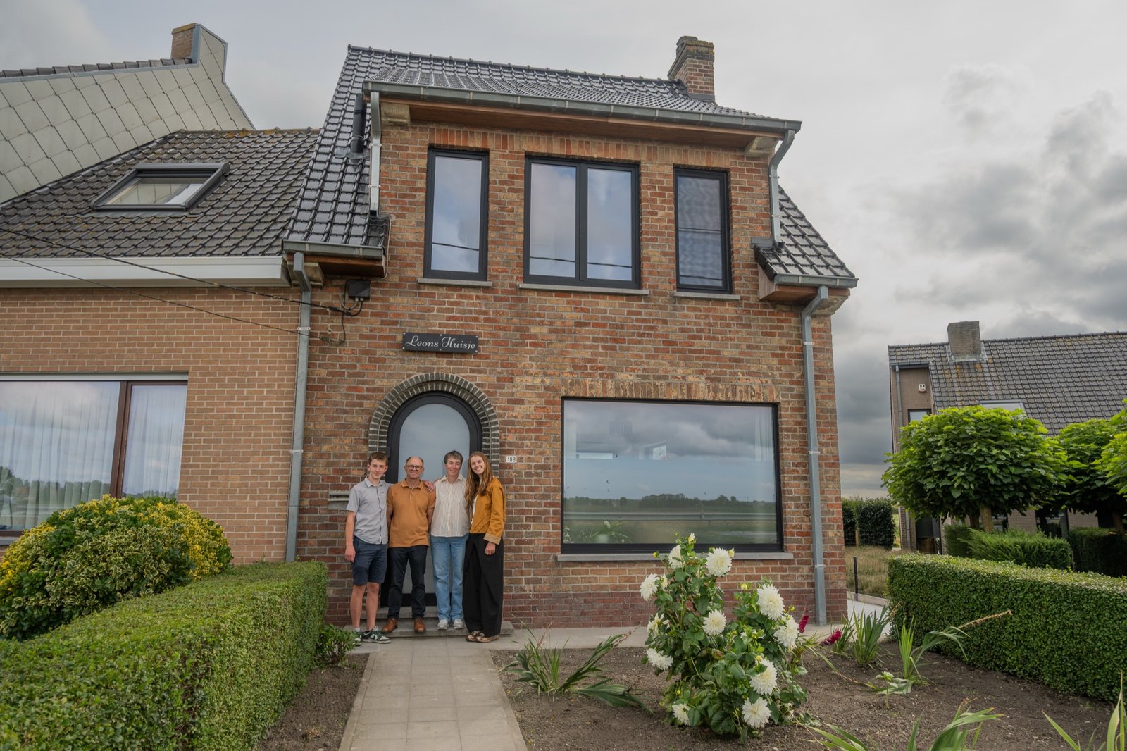 Kris, Evelyne en hun kinderen voor Leon's Huisje in Veurne