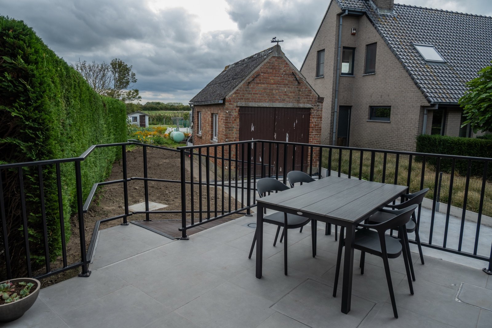 Terras met tuintafel en zicht op de velden